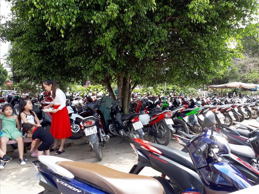 Khu vực gửi xe máy vào tham quan vườn hoa thành phố luôn trong tình trạng hết chỗ để.