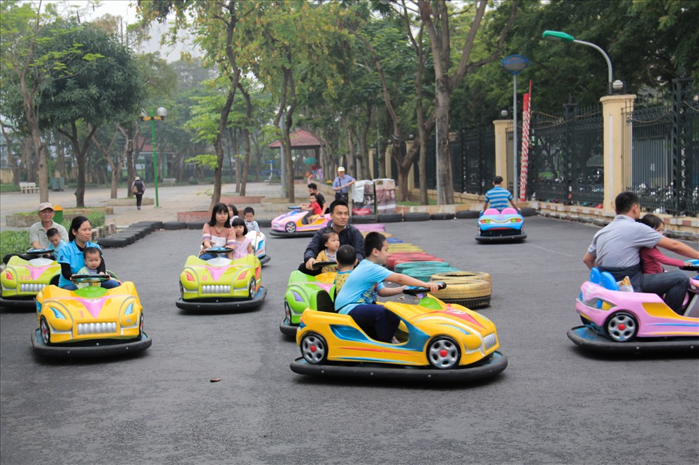 Tại những điểm vui chơi giải trí khác của thủ đô như công viên Cầu Giấy, các khu vui chơi mua sắm... là điểm đến của nhiều bạn trẻ, nhiều gia đình đưa con nhỏ tới đây vui chơi làm cho không khí cũng đông đúc và nhộn nhịp hơn ngày thường.