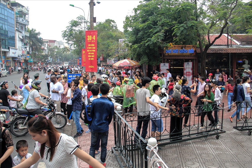 Có rất đông các lực lượng công an, đội cảnh vệ, bảo vệ túc trực làm việc để đảm bảo an ninh tại đây.