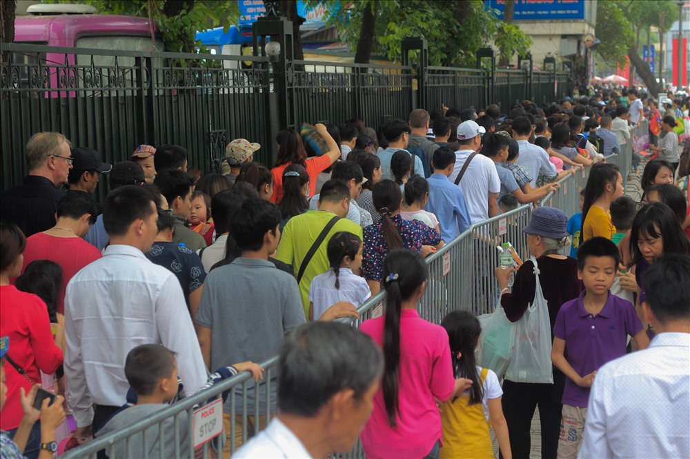 Hơn 8h, những hàng người dài nối tiếp nhau tiến vào Lăng.