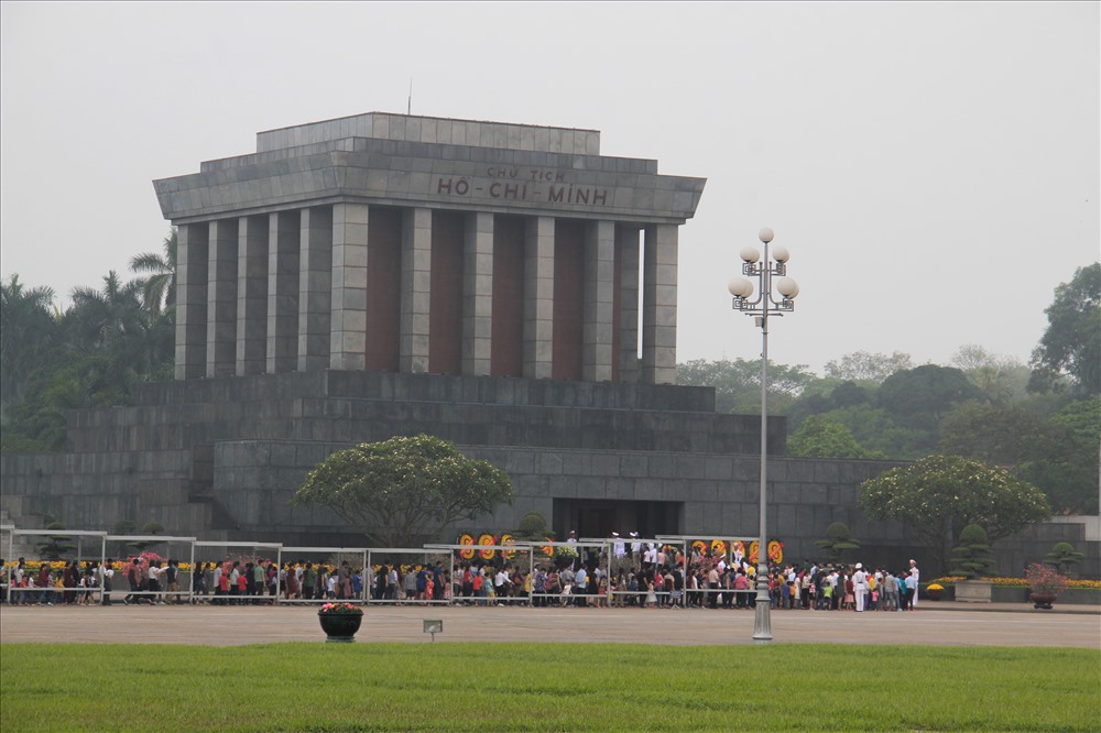 Nườm nượp người dân đến tham quan Lăng Chủ tịch Hồ Chí Minh.