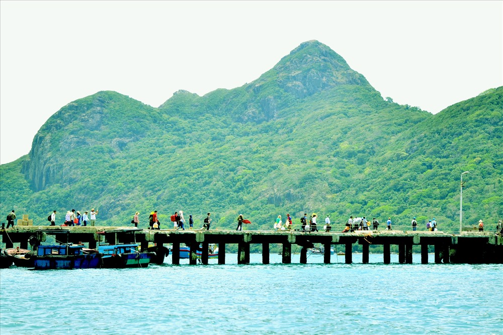 Cảng Vịnh Đầm, nơi du khách đặt bước chân đầu tiên lên Côn Đảo. (Ảnh: Thanh Mai)