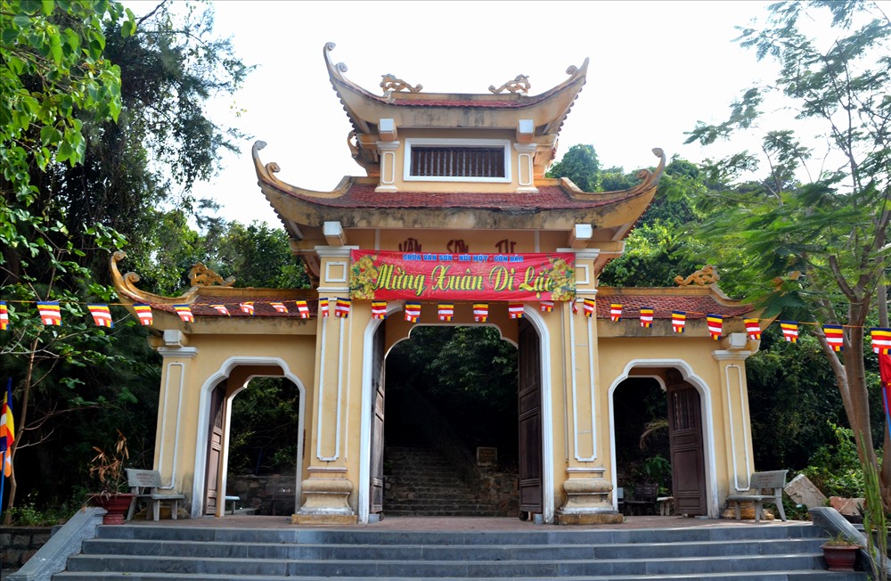 Du khách phải bước qua cổng tam quan trước khi leo núi để viếng chùa. (Ảnh: Thanh Mai)
