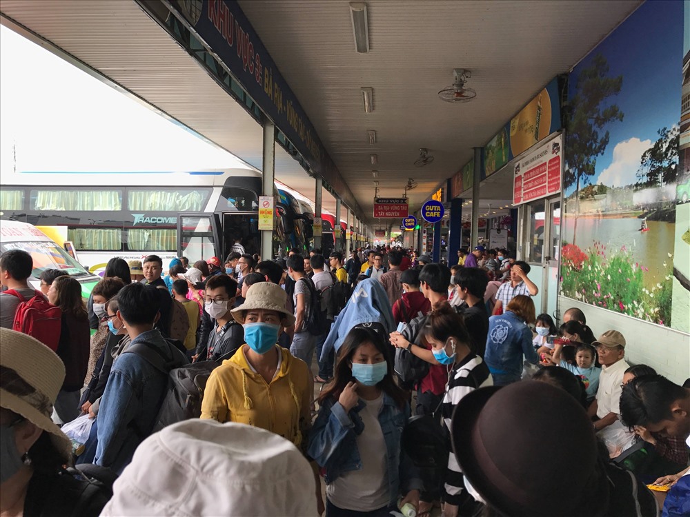Người dân chen chúc tại khu vực chồ lên xe đi nghỉ lễ.