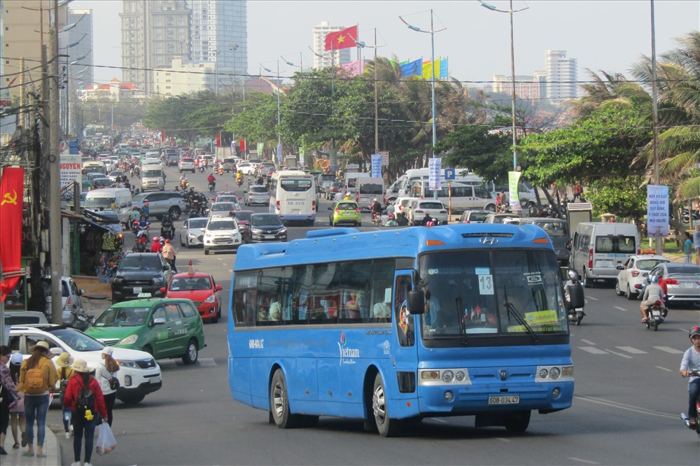 Đường phố, các khách sạn, nhà nghỉ dọc bãi biển trở nên đông đúc và luôn trong tình trạng “cháy phòng”