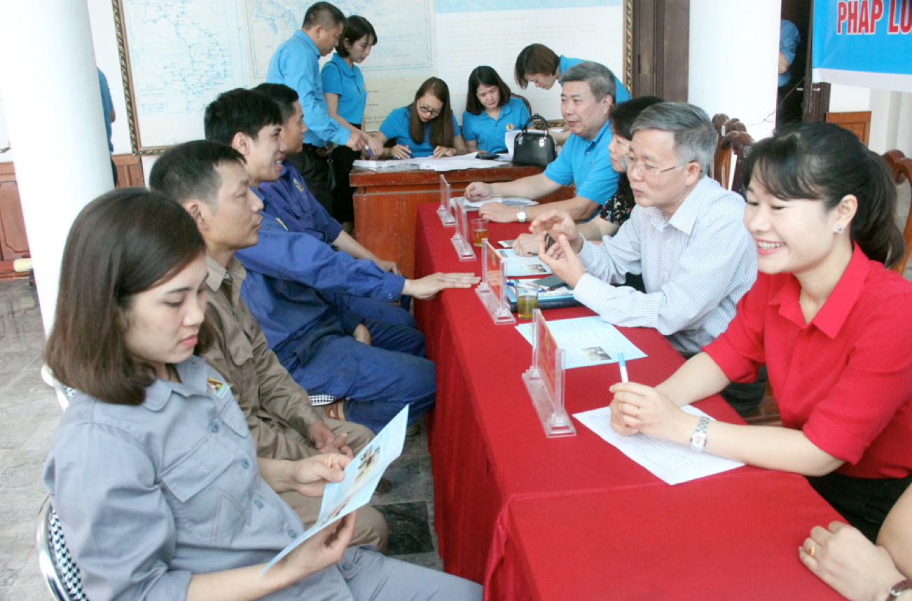 LĐLĐ tỉnh Lào Cai tư vấn pháp luật cho CNLĐ.