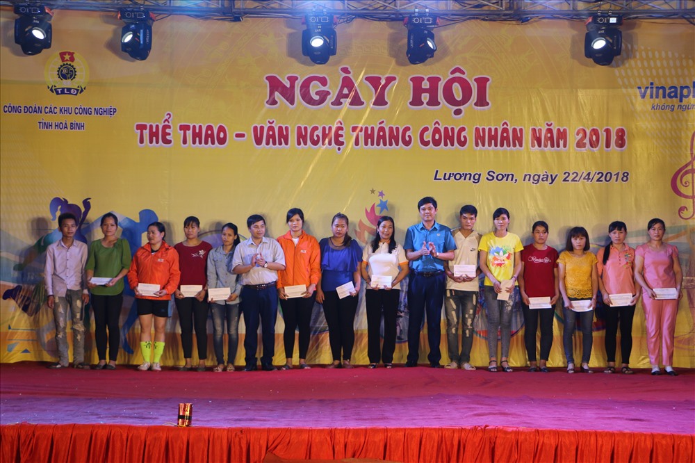LĐLĐ tỉnh Hoà Bình trao quà cho CNLĐ có hoàn cảnh đặc biệt khó khăn.