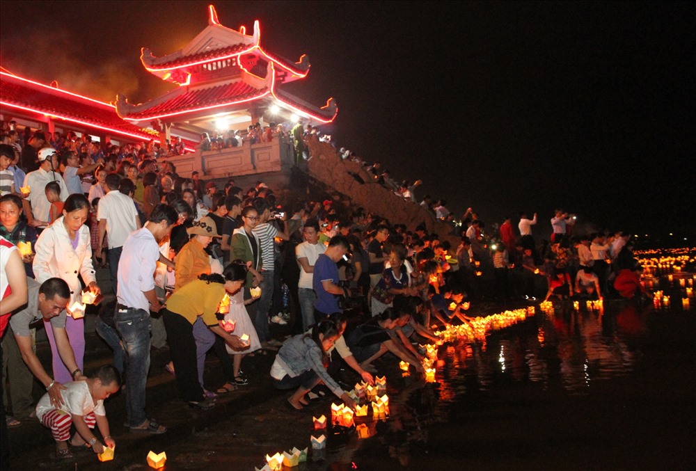 Bến thả hoa ở bờ Nam sông Thạch Hãn đông nghịt cán bộ, người dân đến dâng hương, thả hoa đăng. Ảnh: Hưng Thơ.