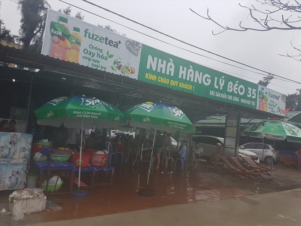 Chủ kiốt Lý Béo lo lắng khi lượng khách sụt giảm trong ngày 29.4. Ảnh: Kh.V