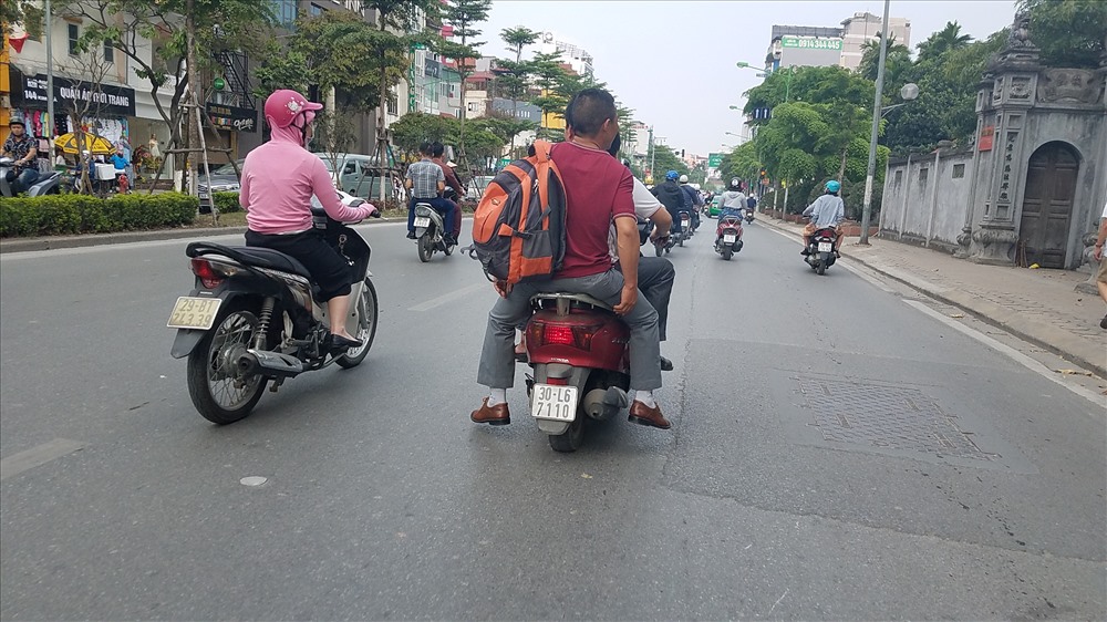 Không chỉ vi phạm lỗi không đội mũ bảo hiểm, nhiều trường hợp còn đèo 3 ngang nhiên chạy trên các tuyến phố.