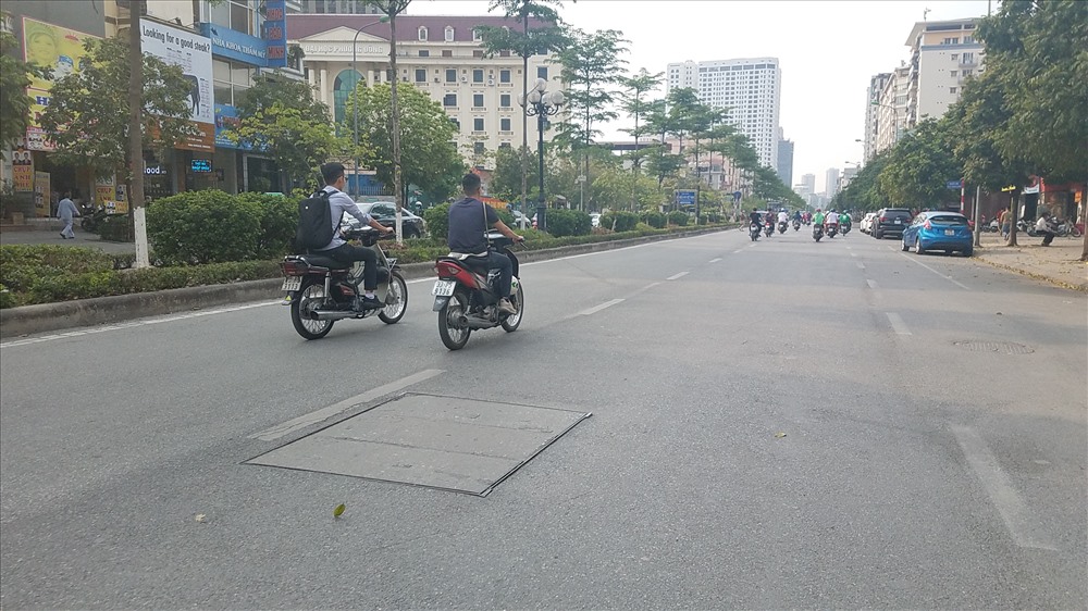 Việc không đội mũ bảo hiểm khi tham gia giao thông của một bộ phận người dân diễn ra ngang nhiên nhưng lực lượng chức năng chưa xử lý ráo riết.