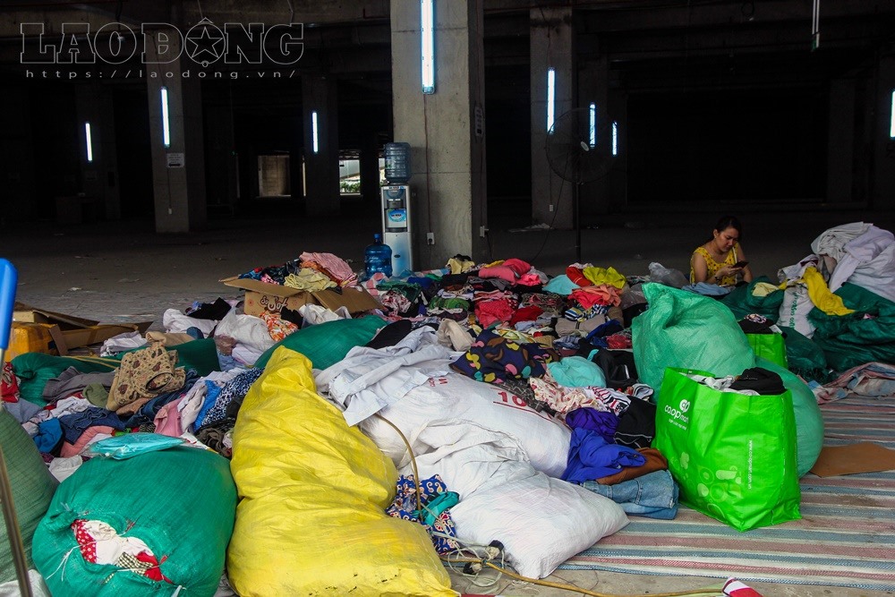 Phía đối diện chung cư Carina là nơi những người dân bị ảnh hưởng được chủ đầu tư bố trí căn hộ cho ở tạm trong thời gian chờ sửa chữa nhà. Khu chung cư này cũng đang được xây dựng nhưng đã cơ bản hoàn thành, đảm bảo được những yêu cầu tối thiểu cho sinh hoạt tạm bợ như tắm rửa, chỗ ngủ...