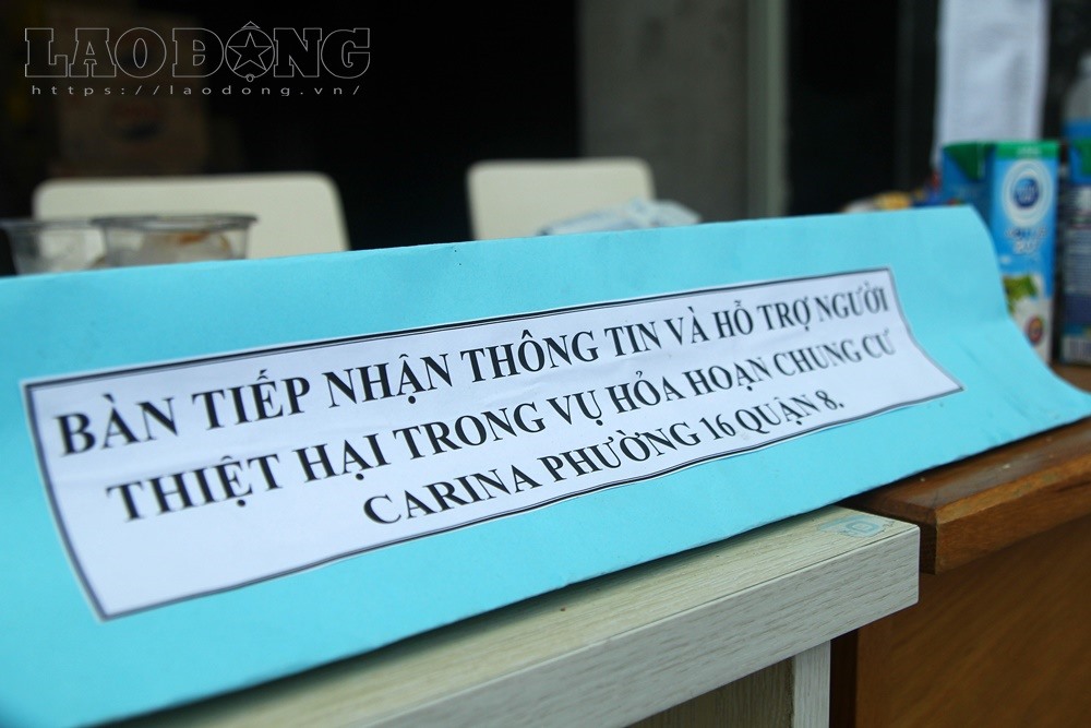 Bàn nhận tiếp tế, hỗ trợ cư dân.