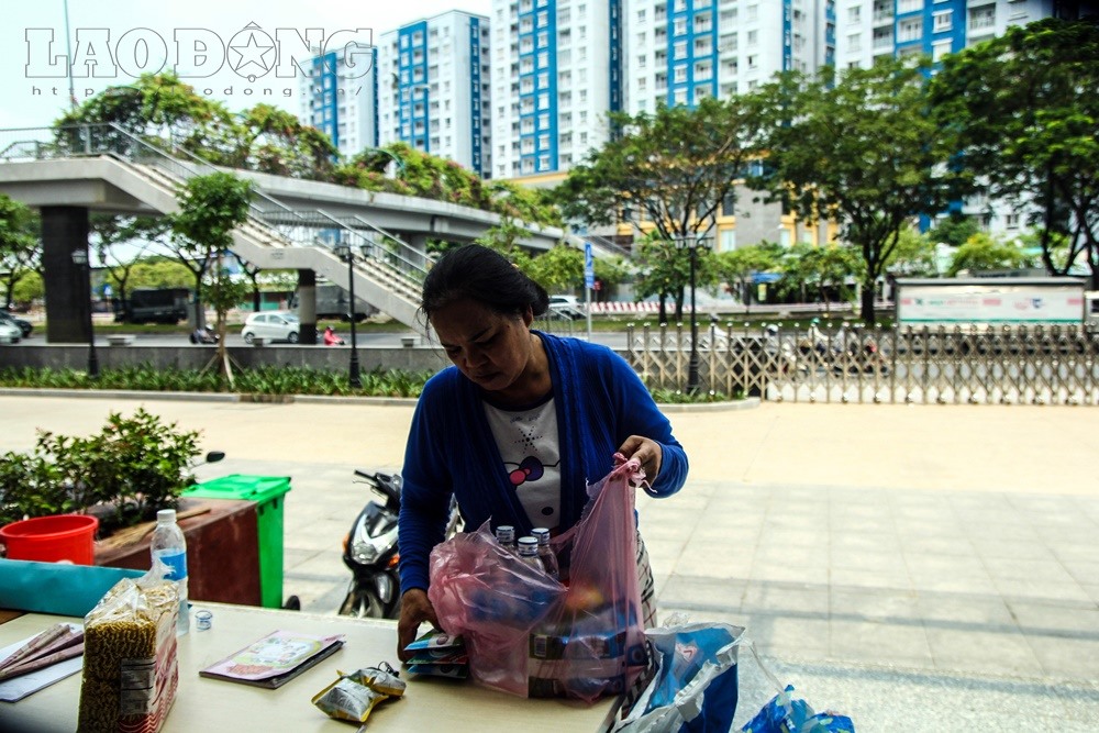 . Nhà ở tạm thì không có bếp núc, xung quanh cũng không có chỗ bán cơm.