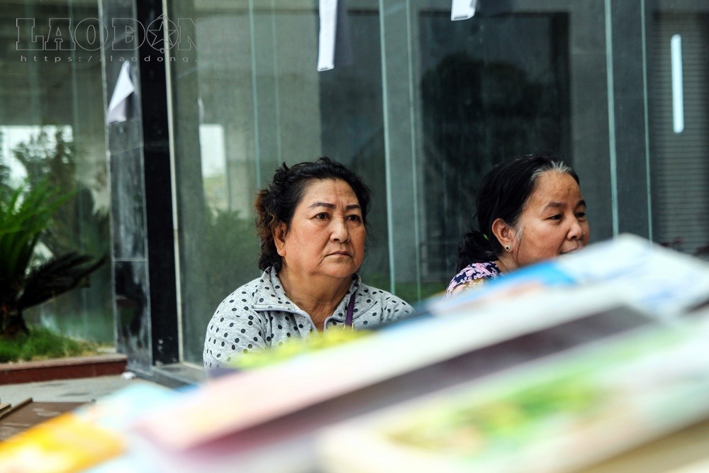 Cô Nguyễn Thị Đào - cư dân ở lầu 4, nhà C cho hay: “Từ một cư dân sống tại chung cư cao, giờ tôi và nhiều gia đình phải sống tạm bợ như người vô gia cư. Tôi hi vọng, ban quản lý chung cư Carina sớm khắc phục sự cố điện, nước ở tòa nhà, để chúng tôi dọn về ở“.