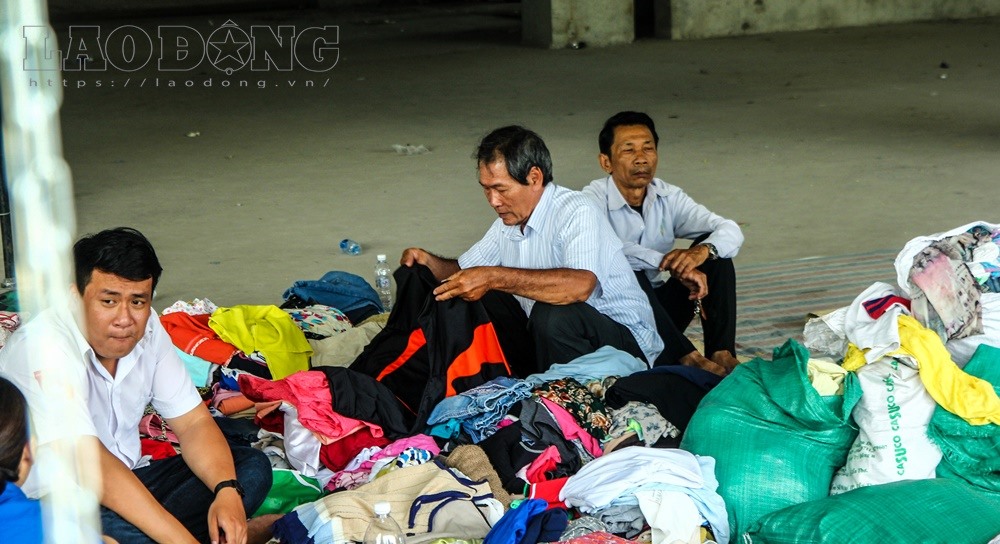 Sống ở ngoài có quá nhiều bất tiện, thiếu thốn đủ bề, đến quần áo cũng phải dùng từ hàng cứu trợ“, một cư dân cho hay.