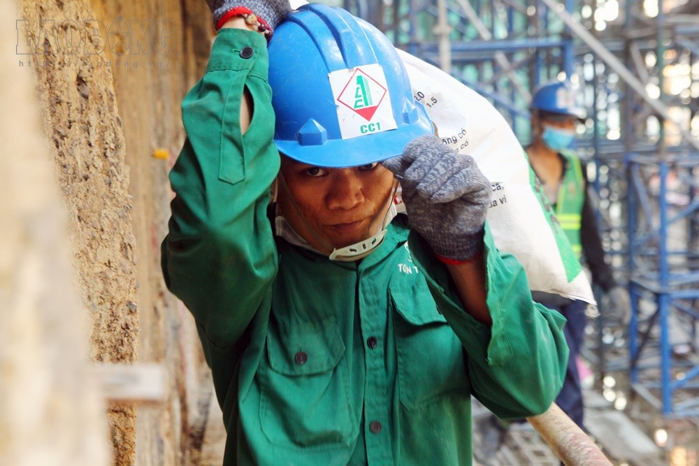 Nhiều công nhân tập trung làm việc để đảm bảo tiến độ xây dựng ga ngầm thứ 2 tuyến Metro.