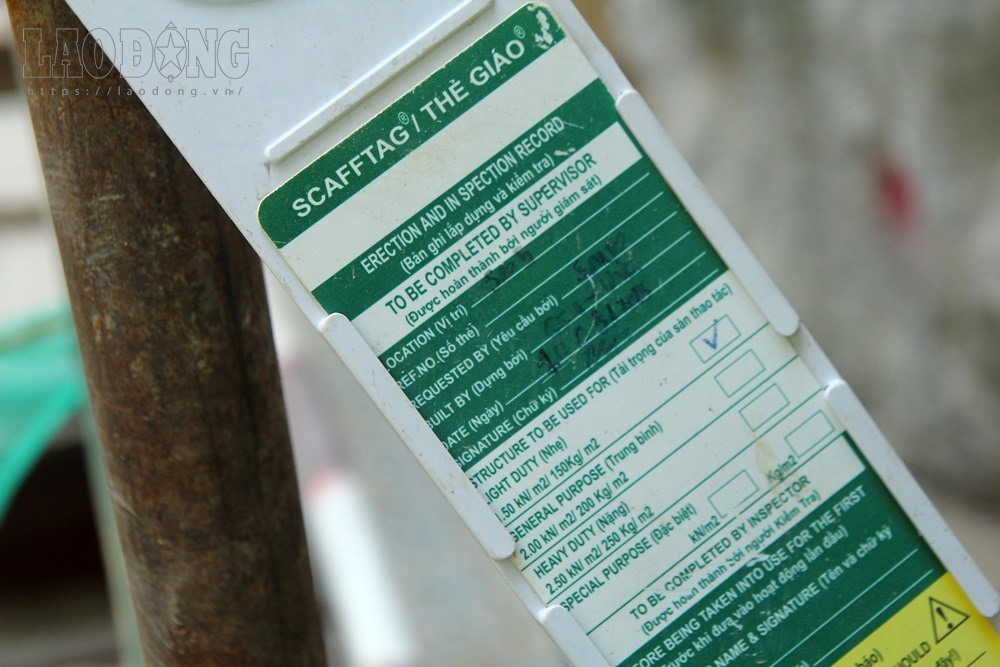 Bảng ký hiệu an toàn được treo ở đường lên xuống các tầng hầm khi những khu vực này.
