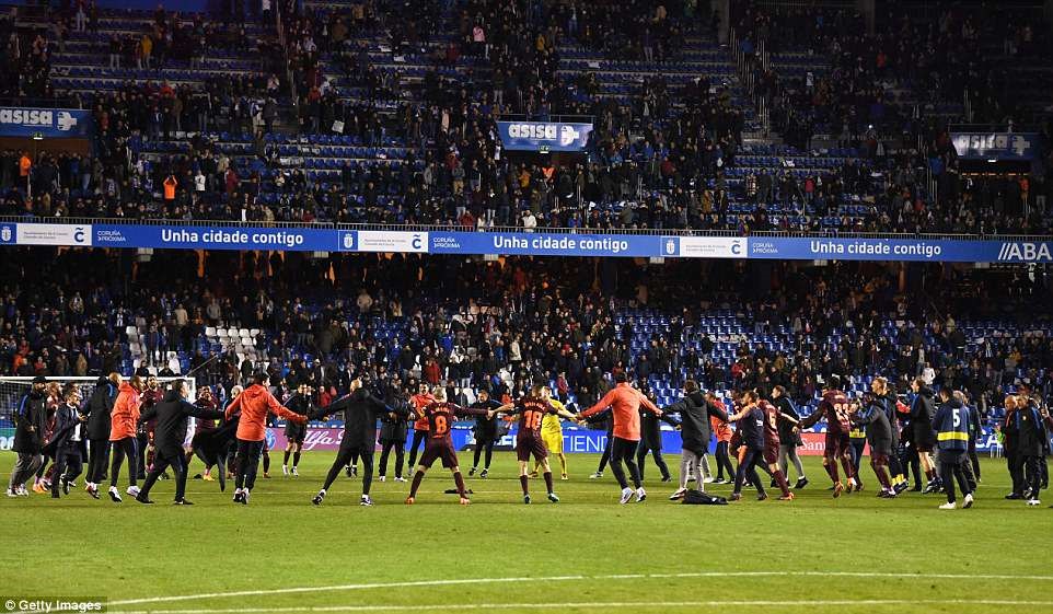 Các cầu thủ Barca ăn mừng sau khi trọng tài thổi hồi còi mãn cuộc. Ảnh: Getty.