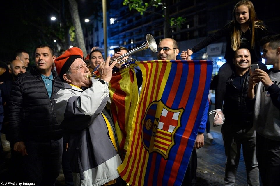Người hâm mộ Barca bắt đầu có những cuộc vui thâu đêm. Ảnh: Lincensors.