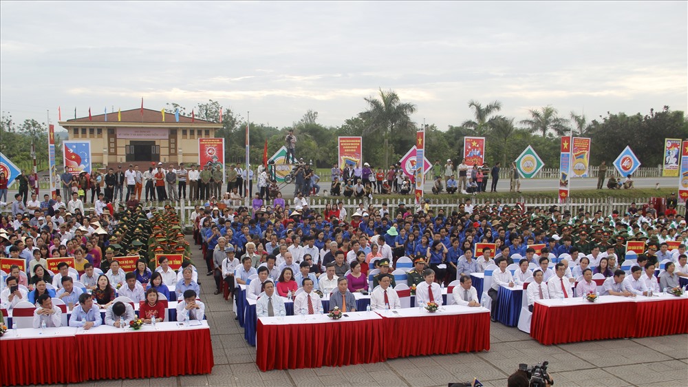 Cán bộ, chiến sĩ và bà con nhân dân dự lễ thượng cờ. Ảnh: TH.