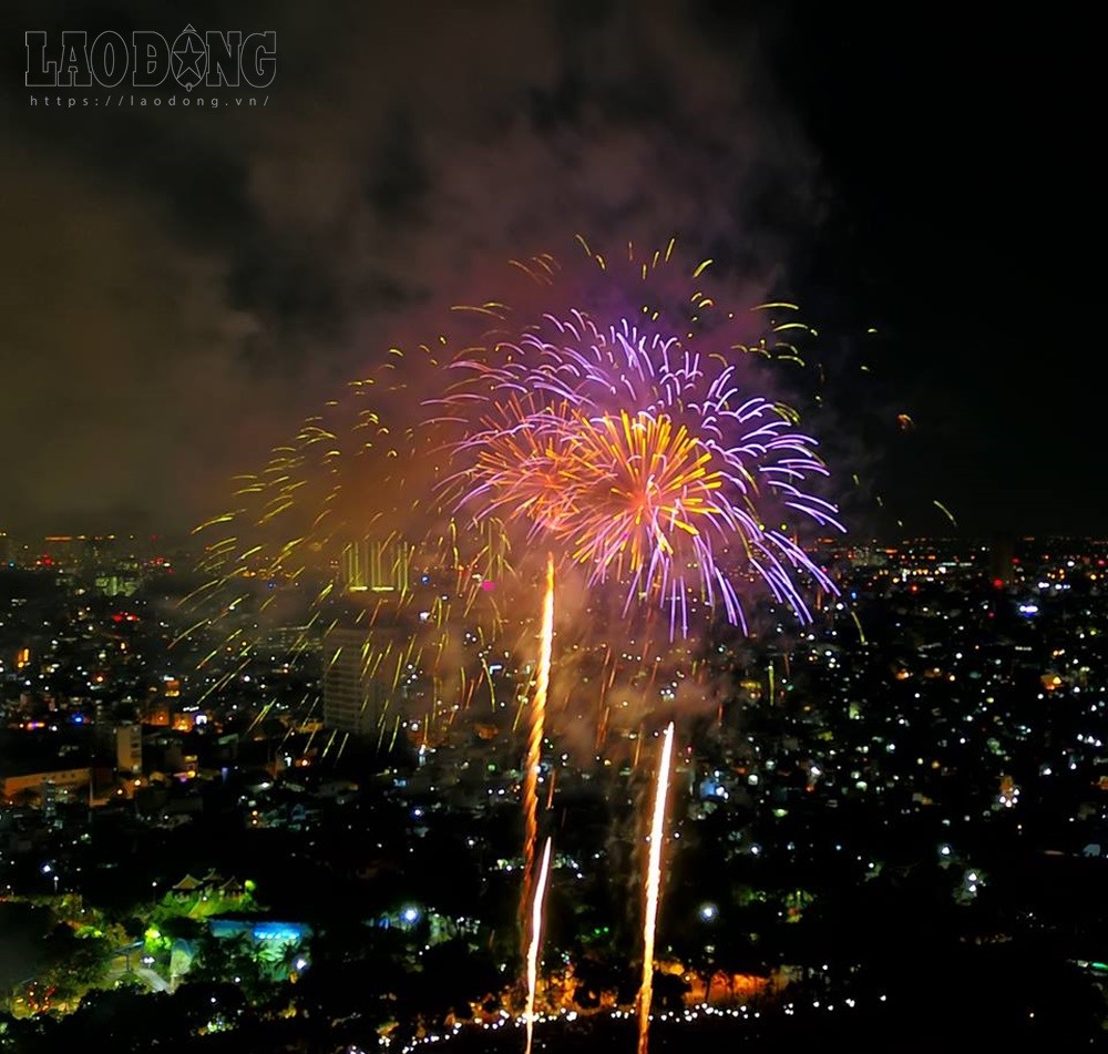 Hàng vạn người dân đã đứng chật Công viên văn hóa Đầm Sen để thưởng thức những màn pháo hoa rực rỡ kéo dài trong 15 phút…