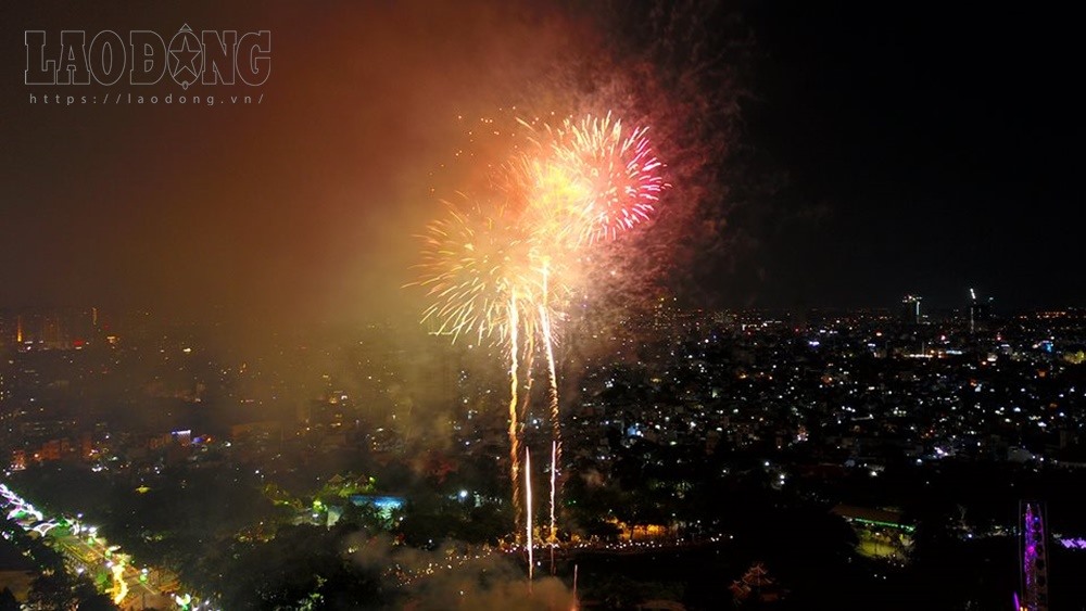 Năm nay Đầm Sen chào đón giao thừa với màn pháo hoa lung linh, rực rỡ cùng nhiều hoạt động giải trí từ cổng số 1 kéo dài đến khu quảng trường Âu lạc với những cụm cảnh trang trí độc đáo, sáng tạo.