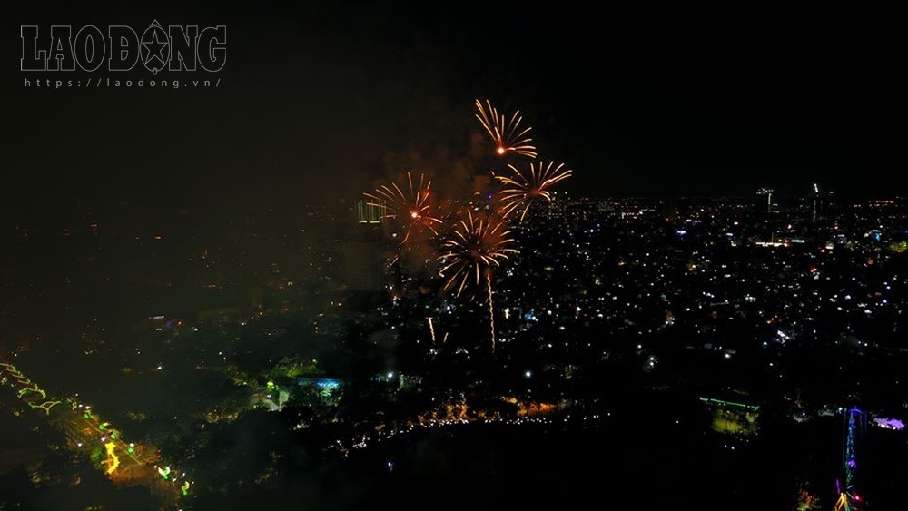 Những màn pháo hoa rực rỡ qua ống kính Flycam.