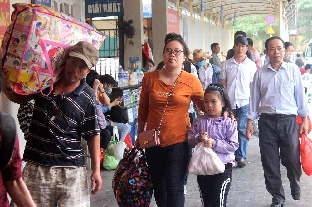 Ai cũng lỉnh kỉnh mang theo đồ đạc khi trở về thành phố. Ảnh: Bích Hà.