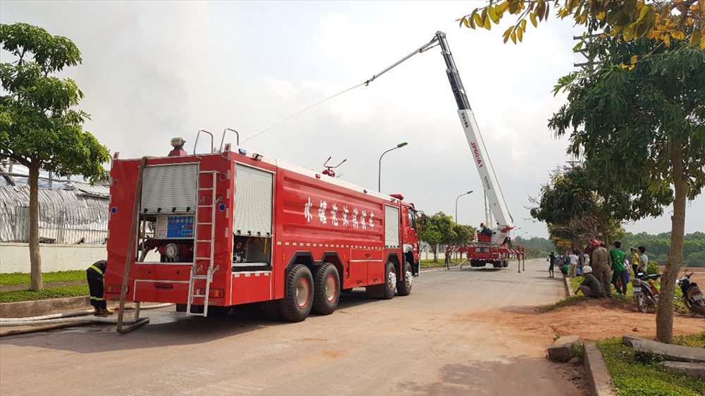 Lực lượng chữa cháy phía bên Trung Quốc cùng tham gia hỗ trợ dập lửa. Ảnh: T.N.D