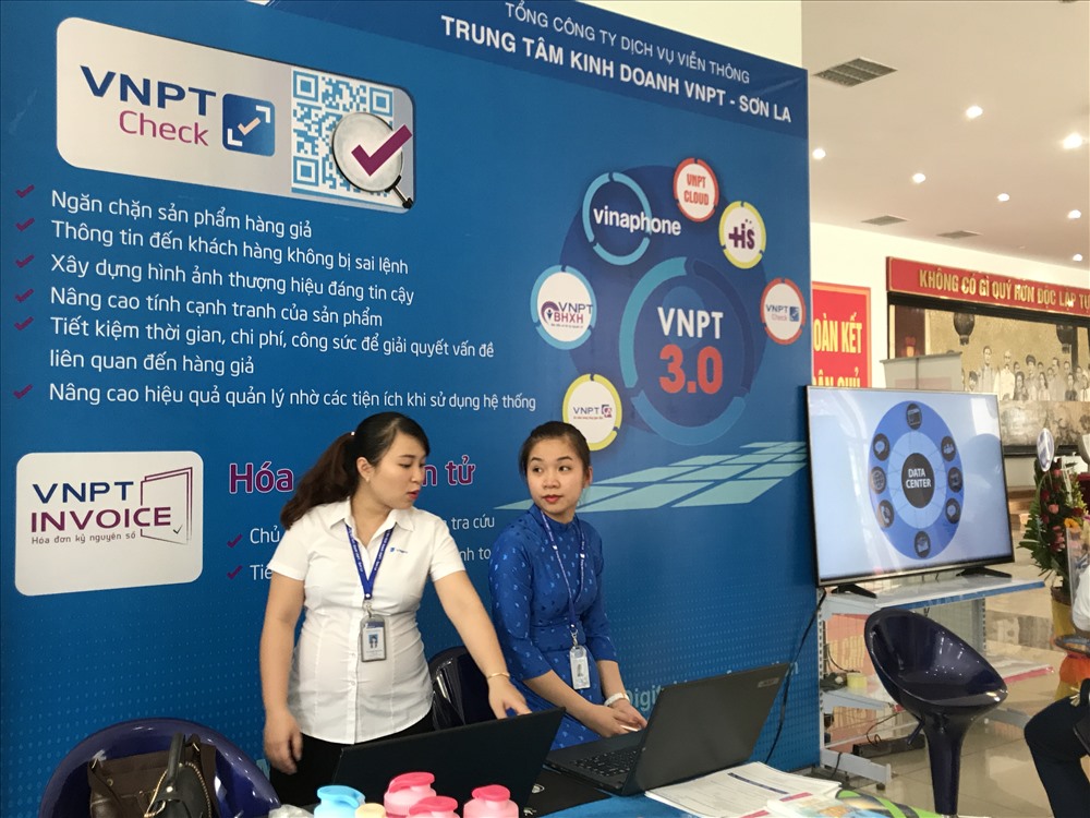 Gian hàng của VNPT Sơn La giới thiệu các sản phẩm, dịch vụ có ưu đãi cho đoàn viên.