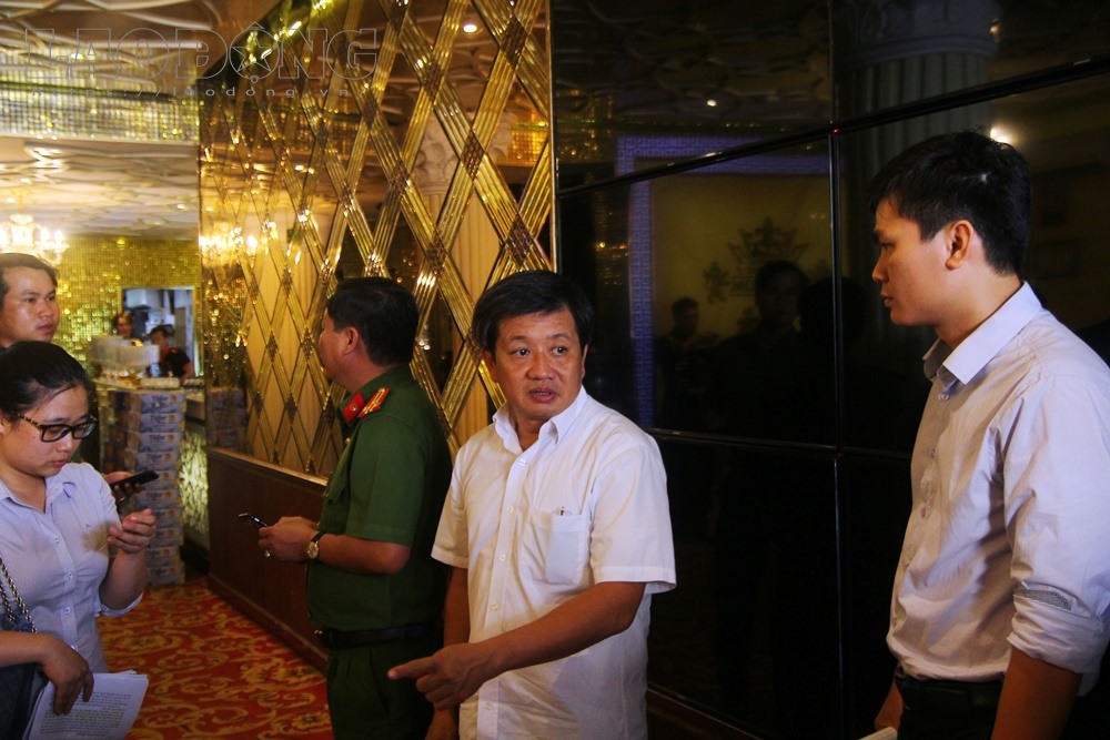 Chiều nay (4.4), Phó Chủ tịch quận 1 cùng trật tự đô thị, lực lượng công an vi hành kiểm tra an toàn PCCC trên địa bàn quận.