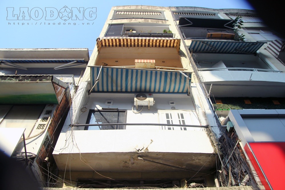 Địa điểm đến tiếp theo của đoàn công tác Phó Chủ tịch quận là một chung cư cũ ở 130 đường