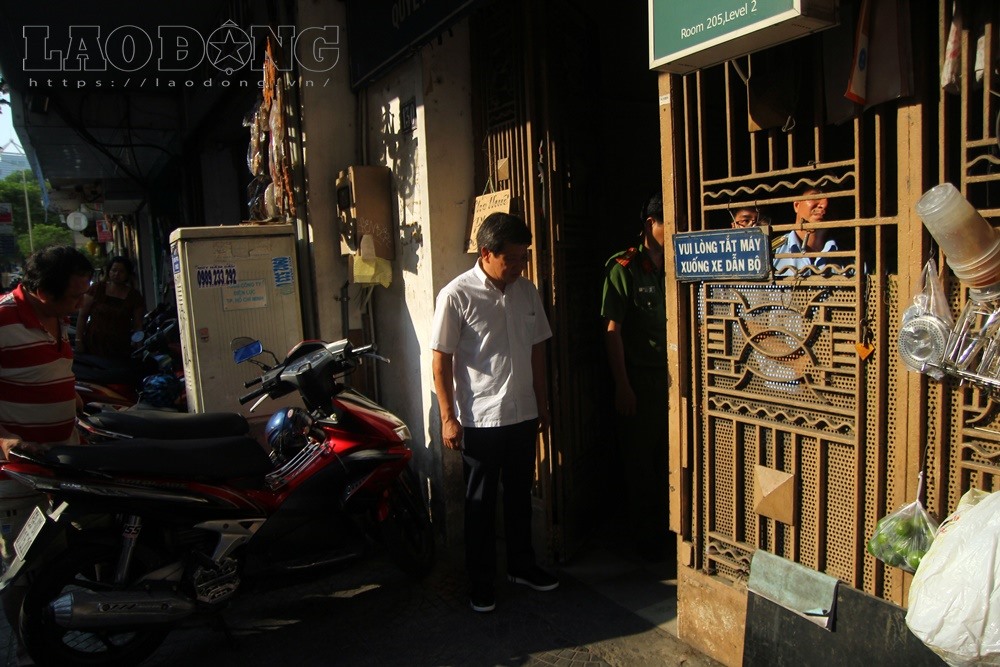 Phó Chủ tịch quận 1 yêu cầu ban quản lý, cư dân tòa nhà thiết kế thang sắt thoát hiểm bên ngoài, phòng khi có cháy.