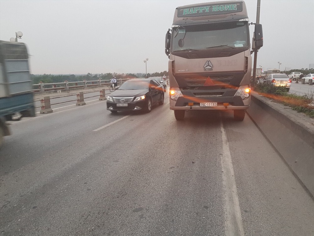 Chiếc xe bị hỏng giữa cầu Thanh Trì.