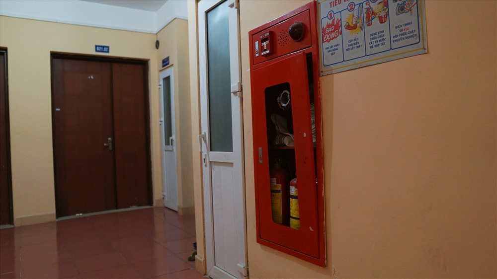 Tủ đựng bình cứu hỏa bật nắp.
