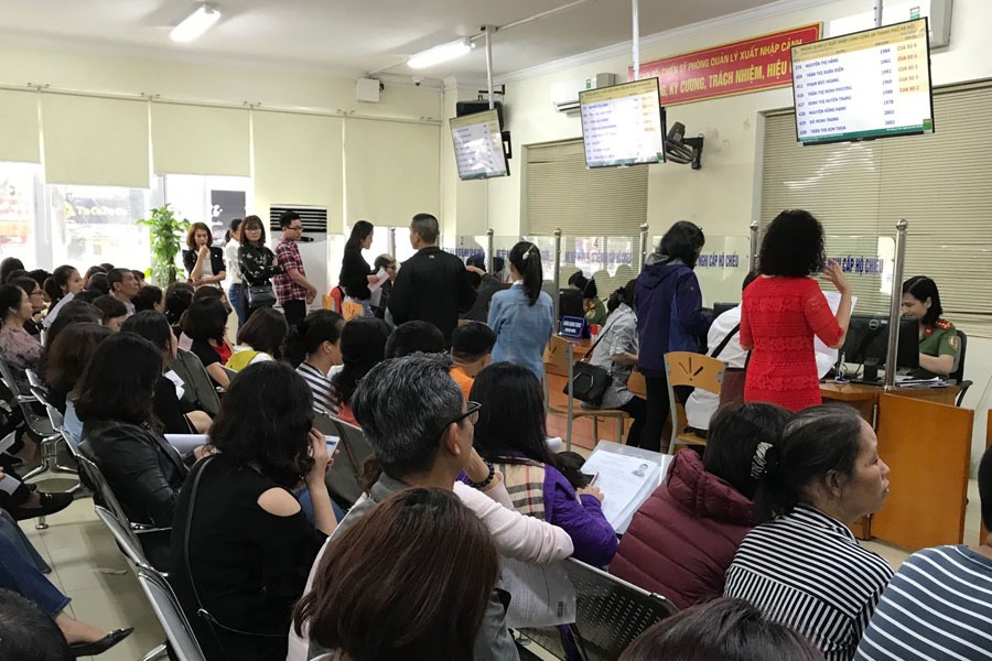 Ngày cao điểm có rất đông người đến 2 trụ sở của Công an TP.Hà Nội làm hộ chiếu. Ảnh: P.V