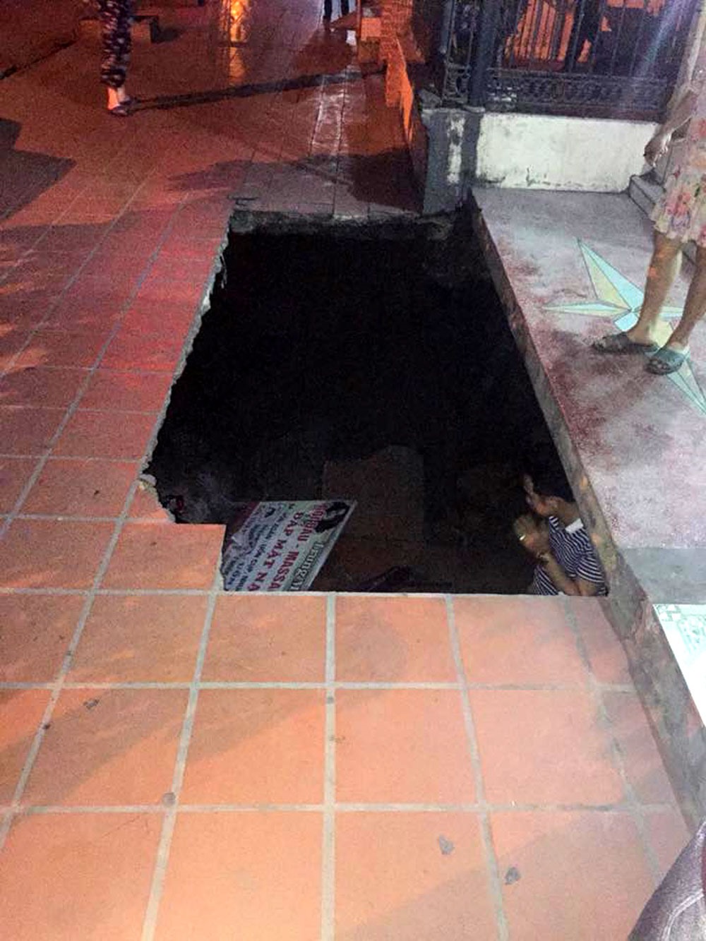 Miệng hố nằm ngay sát móng nhà khu dân cư gần đó.