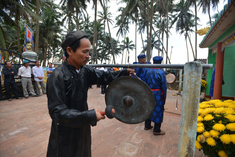 Ngay từ sáng sớm, tiếng chiêng trống đã rền vang thúc giục dân làng ra miếu làm Lễ nghinh Ông. Ảnh: Thuận Quảng
