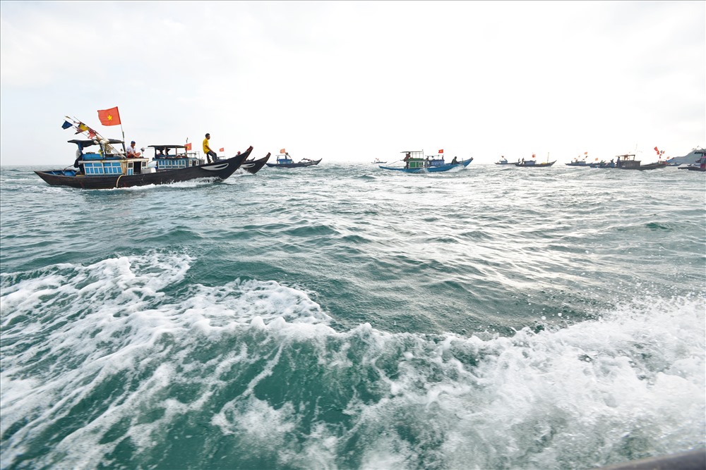 Lễ nghinh Ông tạo nên một khí thế hừng hực cho mùa đi biển đầu năm mới. Ảnh: Thuận Quảng