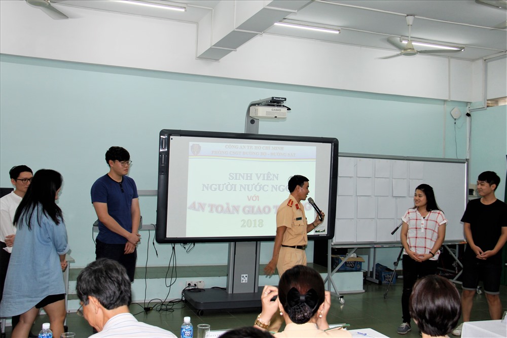 CSGT hướng dẫn các bạn sinh viên nước ngoài về các qui định của Luật giao thông, cách xử lý tình huống khi tham gia giao thông. Ảnh: PC67