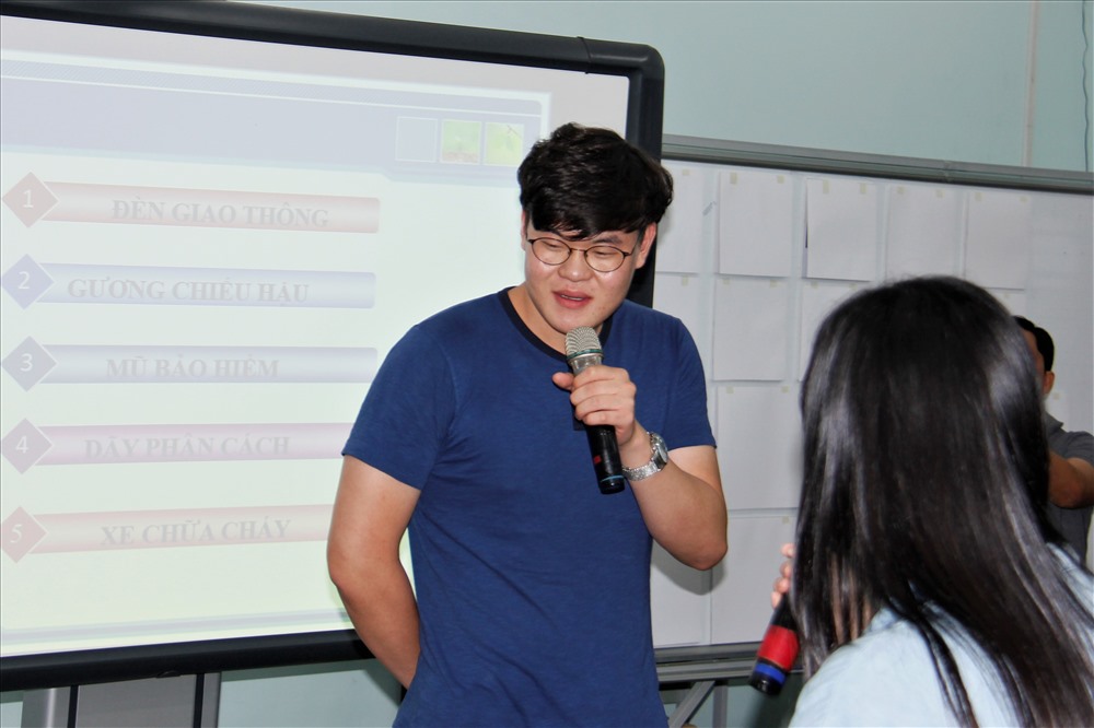 Nhiều bạn sinh viên nước ngoài hào hứng với buổi tuyên truyền về luật giao thông của nước sở tại. Ảnh: PC67