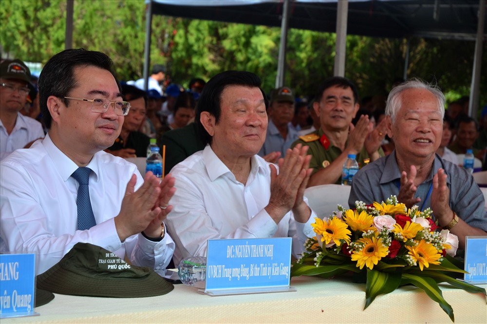 Buổi lễ danh dự đón các đồng chí: Nguyễn Thanh Nghị - Bí thư Tỉnh ủy Kiên Giang; Trương Tấn Sang- nguyên Chủ tịch Nước;Phạm Bá Lữ- Trưởng Ban Liên lạc toàn quốc chiến sĩ cách mạng Việt Nam bị bắt tù đày.