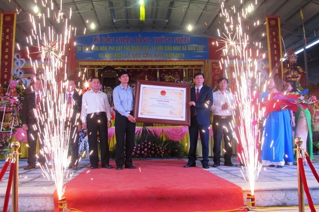 Bà Trịnh Thị Thủy - Thứ trưởng Bộ Văn hóa, Thể thao và Du lịch trao bằng chứng nhận Di sản văn hóa phi vật thể Quốc gia cho xã Ngư Lộc. (Ảnh: HT)