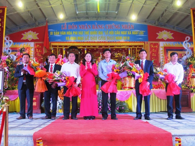 Bà Trịnh Thị Thủy - Thứ trưởng Bộ Văn hóa, Thể thao và Du lịch trao bằng chứng nhận Di sản văn hóa phi vật thể Quốc gia cho xã Ngư Lộc. (Ảnh: HT)