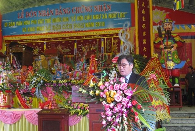 Ông Nông Quốc Thành - Phó Cục trưởng Cục Di sản văn hóa, Bộ Văn hóa, Thể thao và Du lịch đọc quyết định. (Ảnh: HT)