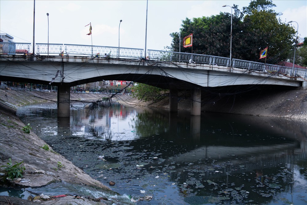 Một trong những lí do đáng quan tâm nữa, là hàng ngày hàng trăm ống xả nước thải sinh hoạt chưa qua xử lý vẫn đổ ra các con sông. Mục tiêu và kế hoạch đã có, tuy nhiên mục tiêu này Hà Nội khó có thể thực hiện nếu không có sự quyết tâm và vào cuộc đồng bộ của các ngành, các cấp cũng như sự chung tay của người dân trong khu vực quanh các con sông.