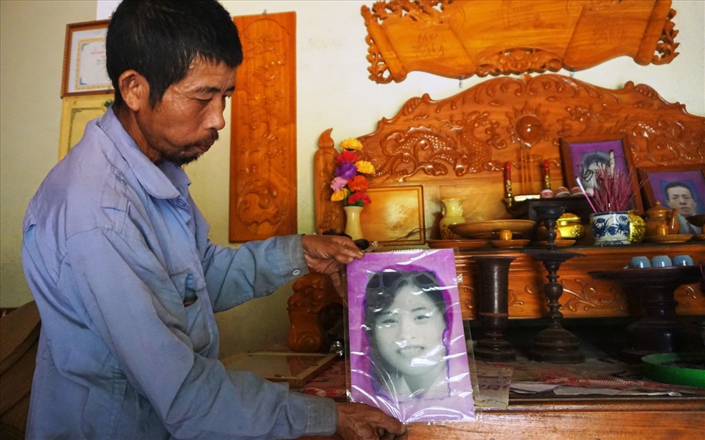 Ông Nguyễn Nhật Toàn, xã Cát Văn và di ảnh chị gái Nguyễn Thị Điều, hi sinh năm 20 tuổi. Ảnh: QUANG ĐẠI
