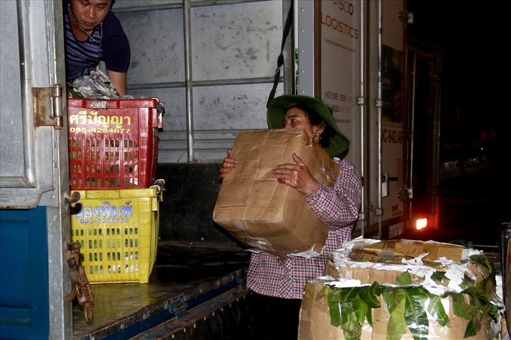 5. Hình ảnh bê lên vác xuống không còn xa lạ của những người phụ nữ cửu vạn (Ảnh: Hoàng Hà)