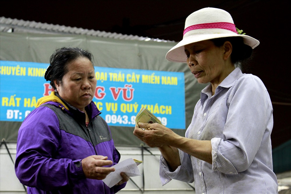 6. Gương mặt mệt mỏi của người phụ nữ đang chờ đợi để nhận lấy thành quả của mình sau những chuyến hàng (Ảnh: Hoàng Hà)